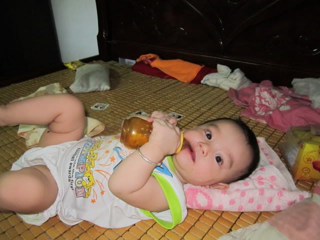 anh Mạnh uống sữa