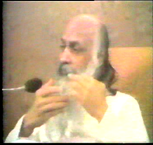 http://i279.photobucket.com/albums/kk138/saluja7/osho/vlcsnap-128902.png