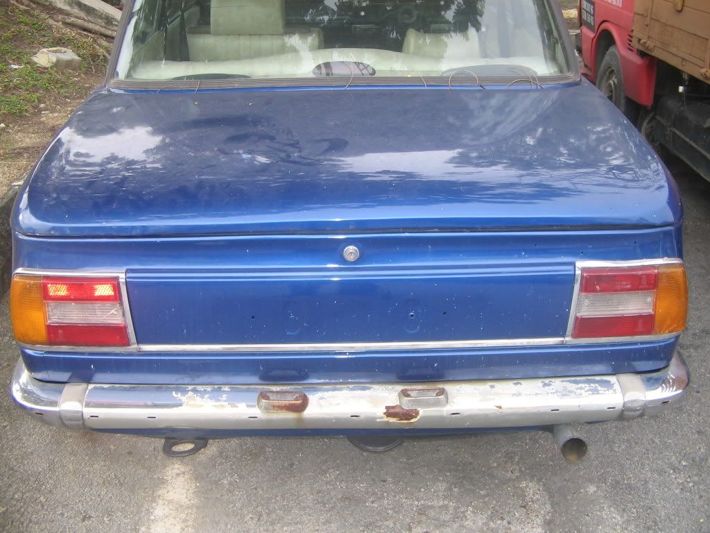 061101BMW2002rearlower.jpg